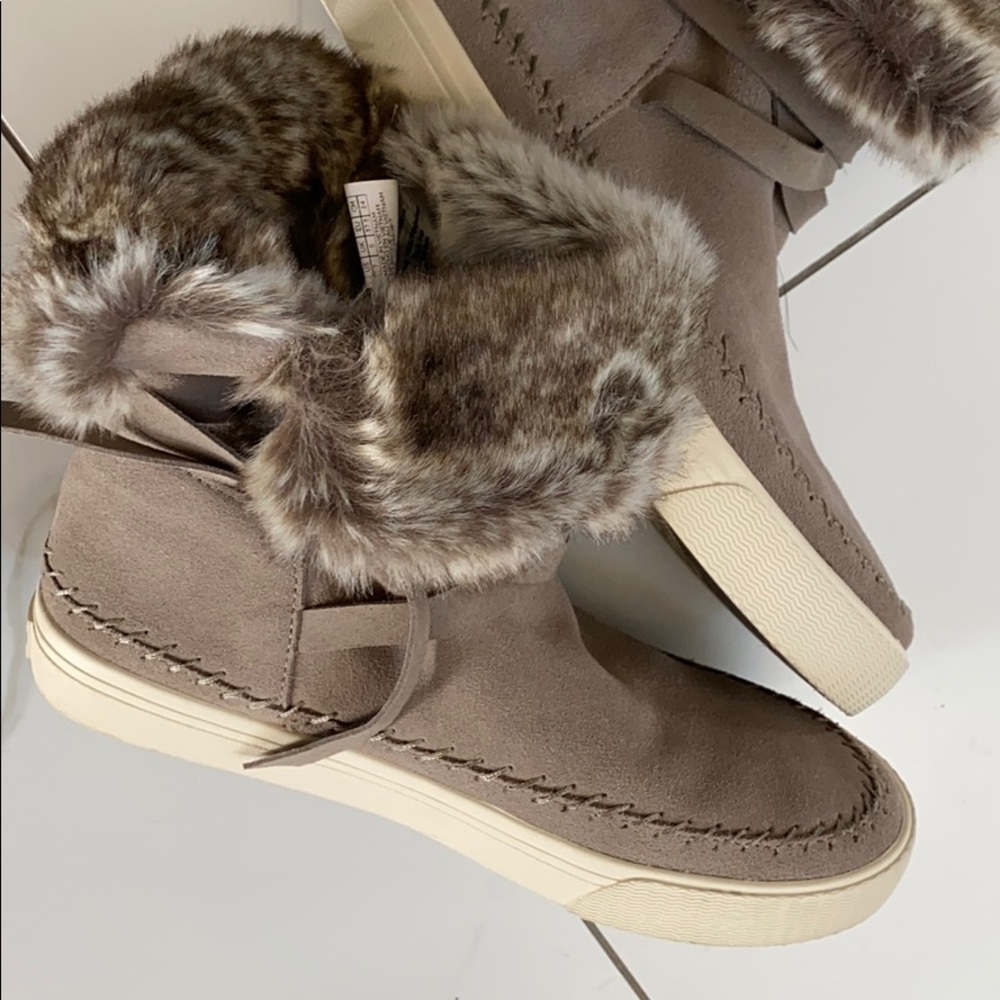 NWOT SALE‼️Toms fur boots - Picture 1 of 10